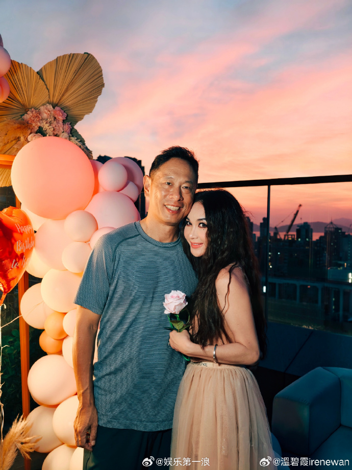 温碧霞生日与老公接吻照 温碧霞晒了和老公的亲亲照，不得不说姐姐保养得是真好[偷笑