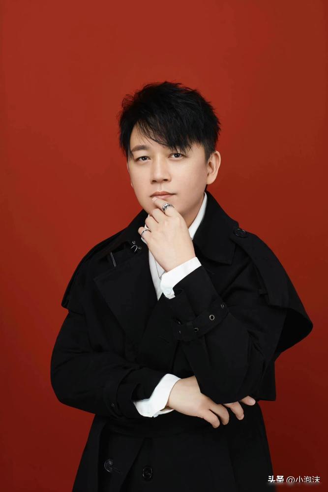 顶顶17岁了，最近主动搬去潘粤明那儿住。
当年他爸妈离婚后，他跟着董洁生活，足