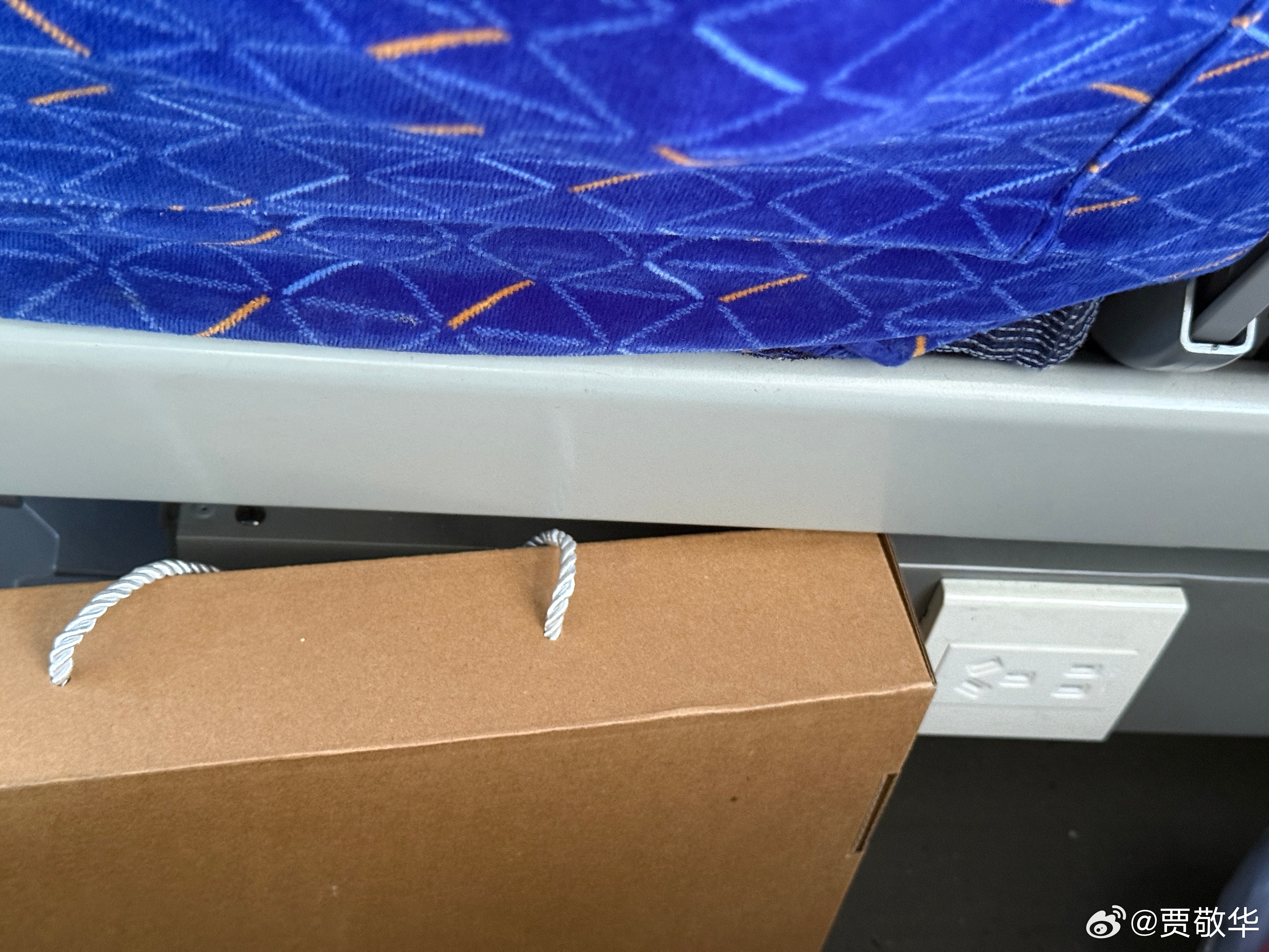 高铁上明明有插座，为什么有的人还在用充电宝给手机充电呢？ 