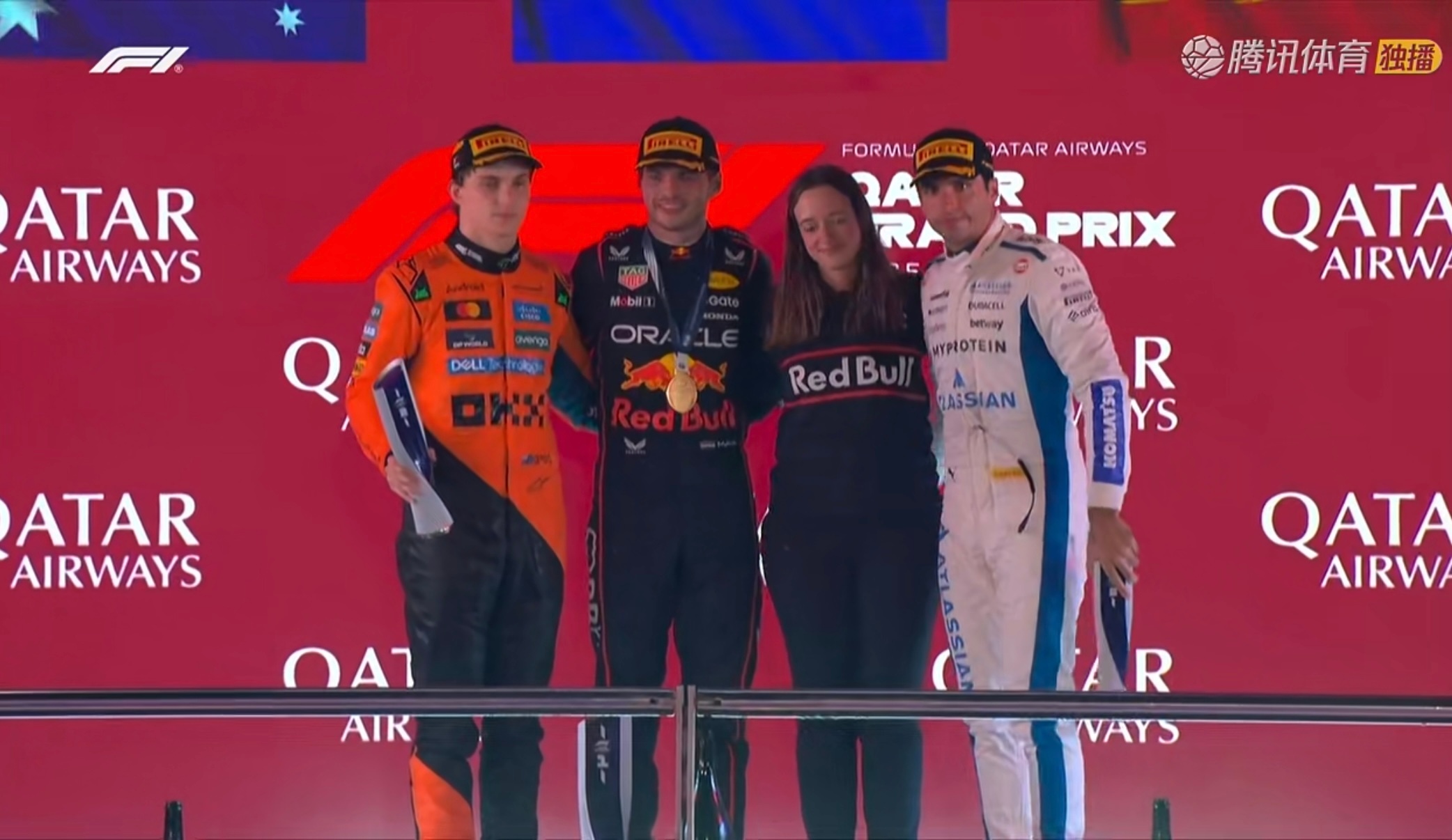 今天是汉娜代表车队上台领奖维斯塔潘夺f1卡塔尔站冠军