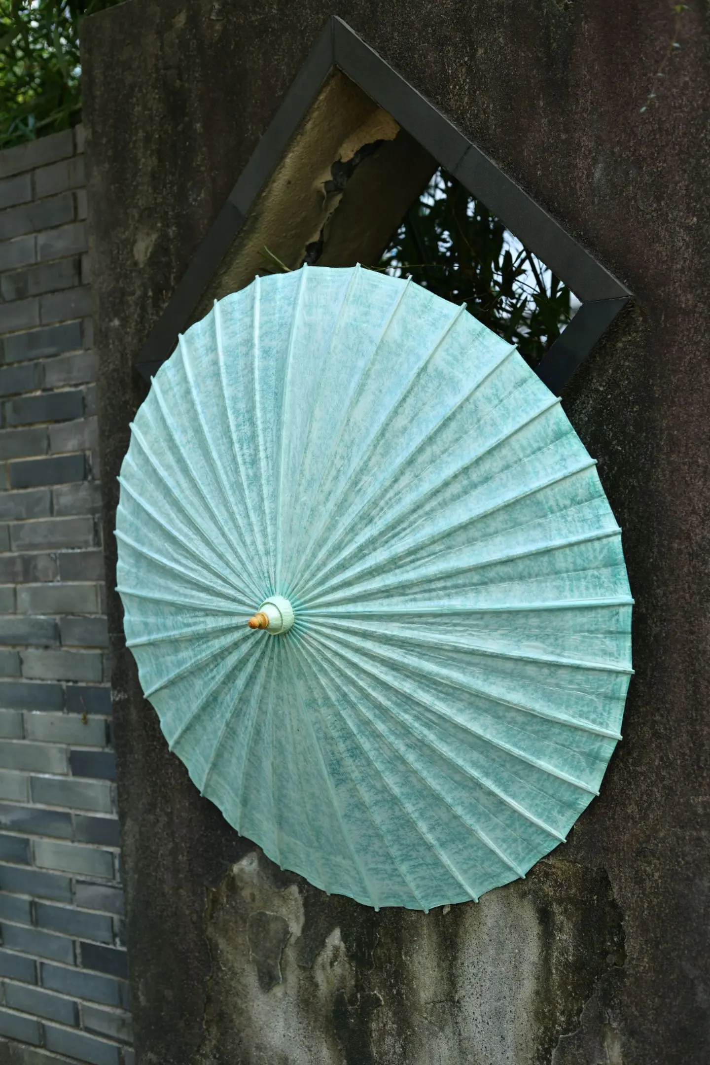 沧浪·油纸伞。中国传统色之沧浪，淡蓝色像天空中揉碎了云朵，静谧而又美好