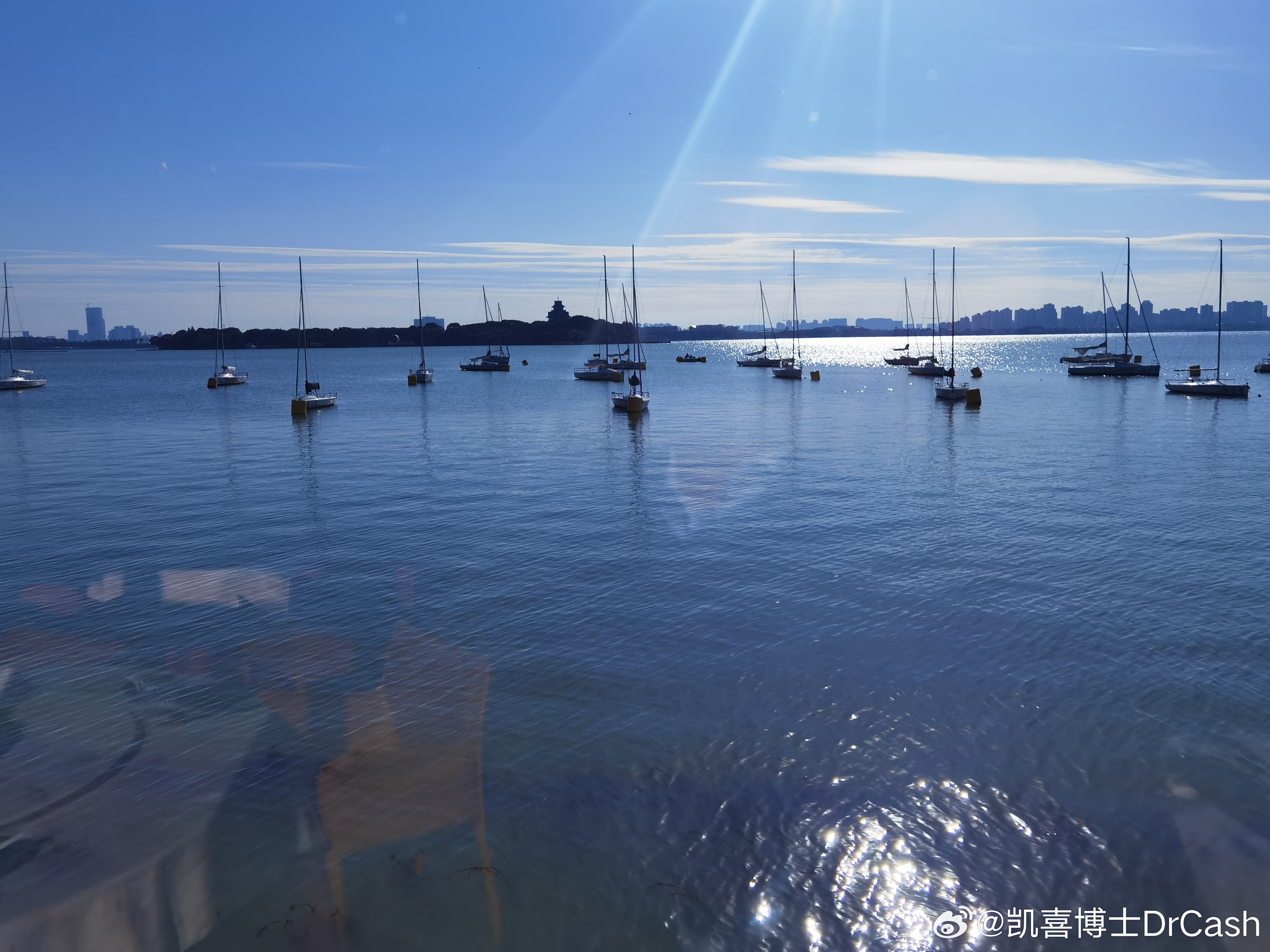 湖边吃个饭，今天虽然冷，阳光还不错 ​​​