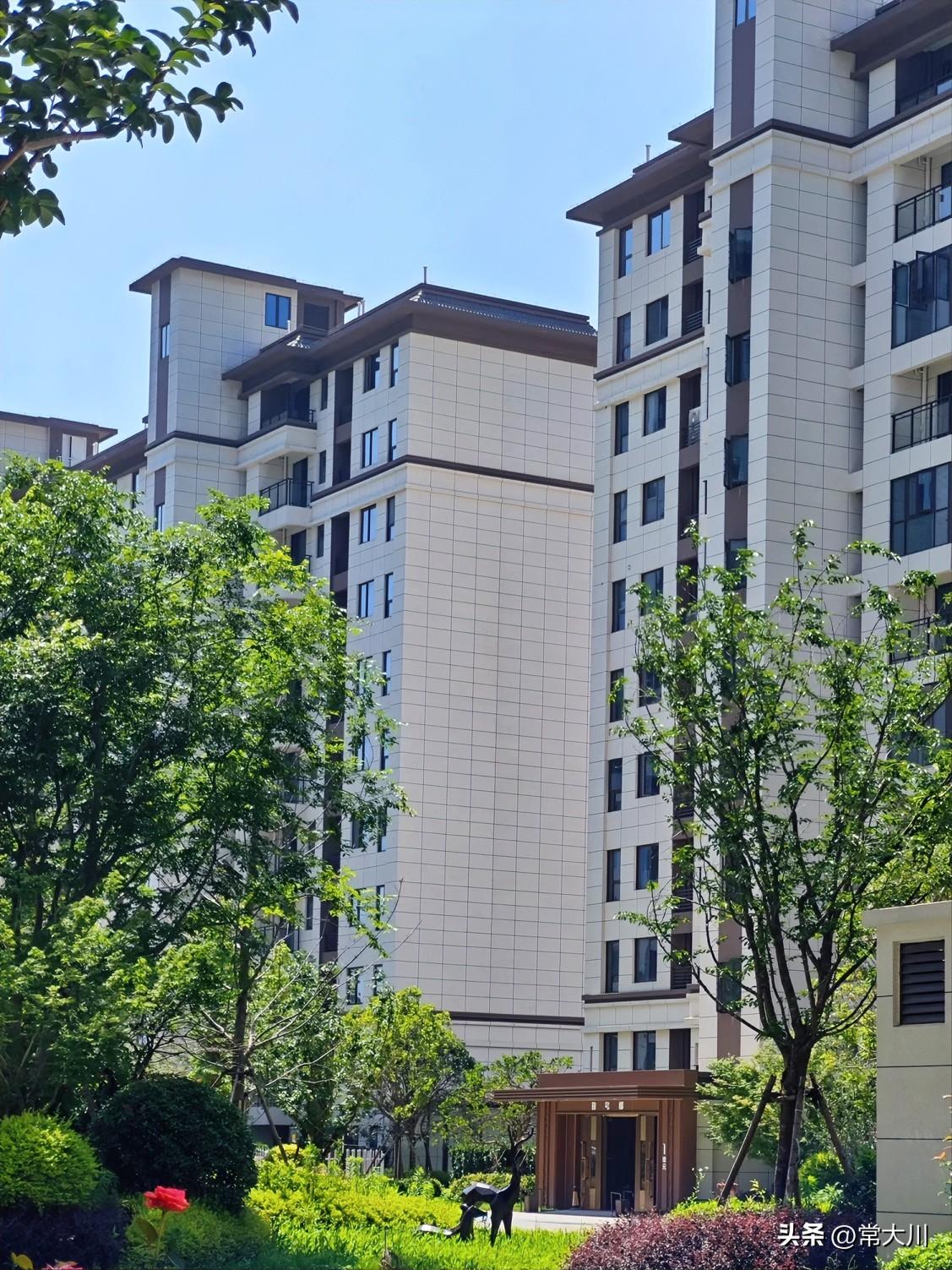 很多人搞不懂，为什么现在的大城市不疯狂扩建新城了？
核心就是城镇化的增速放缓了。