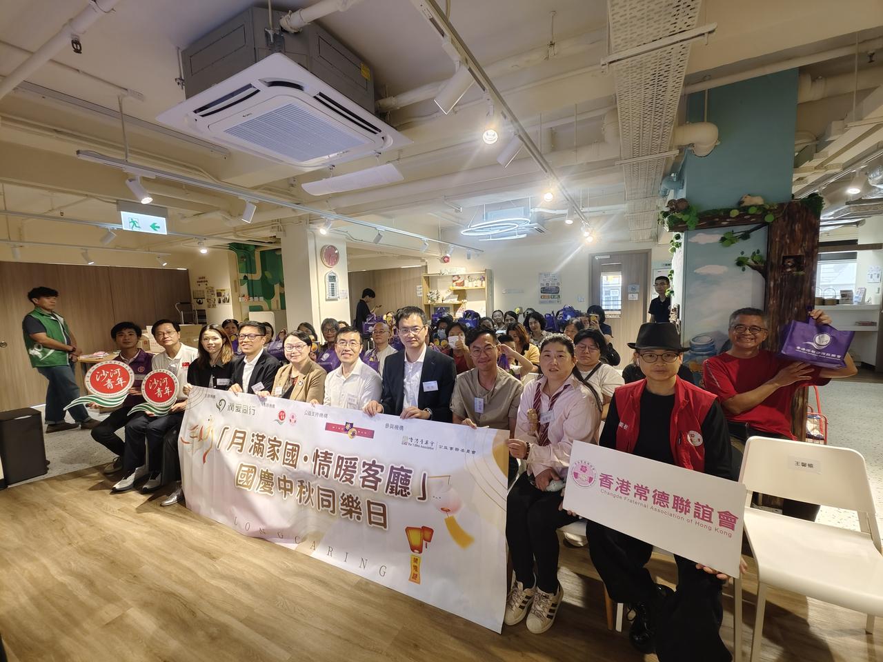 土瓜湾社区客厅双节活动✨
 
下午高Sir代表香港菁英会公益事务委员会，到土瓜湾