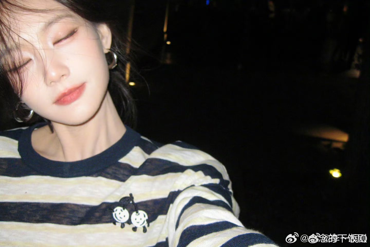 李一桐分享了一组废片不愧是李一桐，就算是废片也美得很自然，五官精致又耐看，随便抓