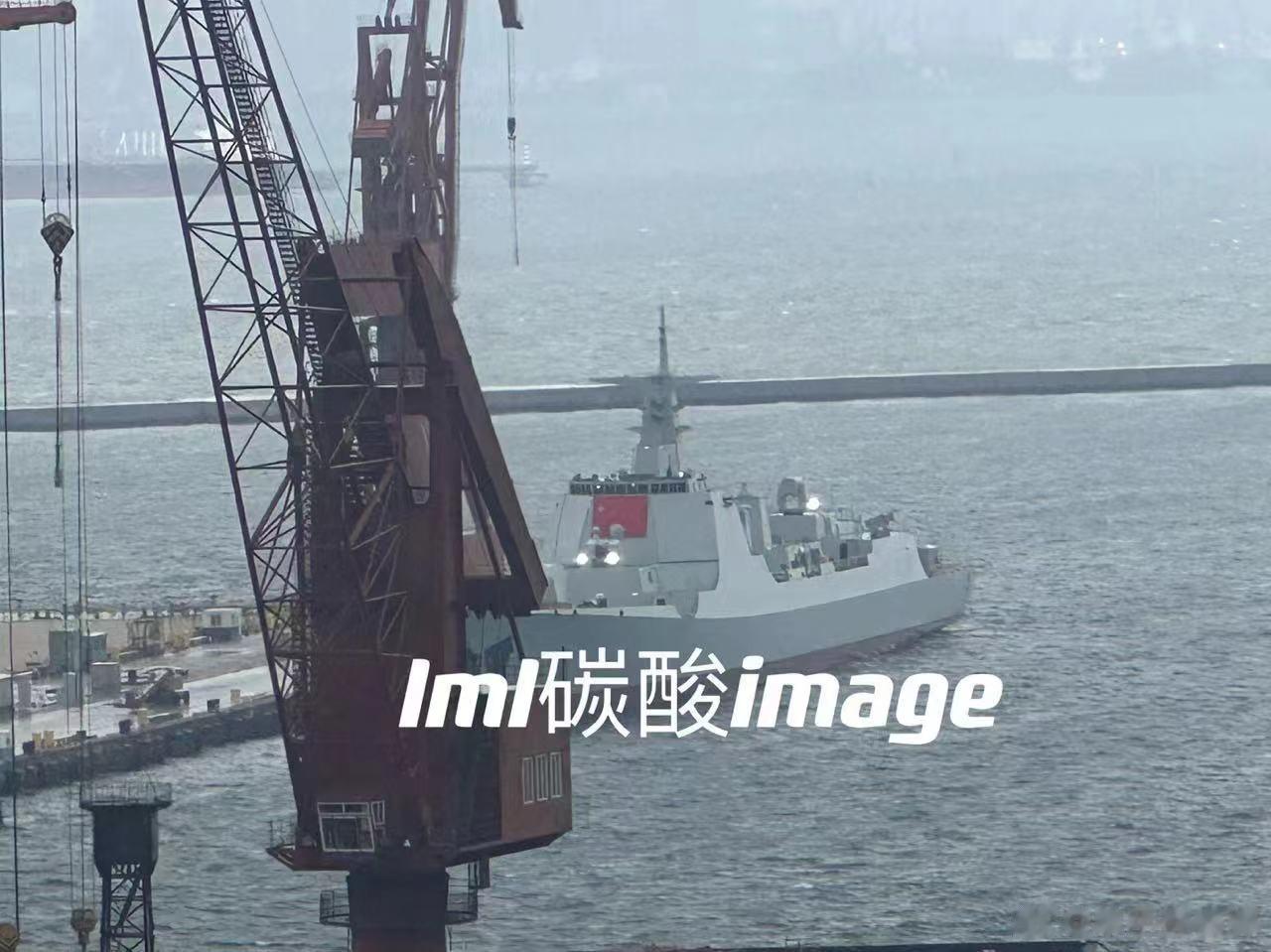好事成双！继8月26日晚054B护卫舰一号舰在沪东厂下水之后，今天（8月28日）