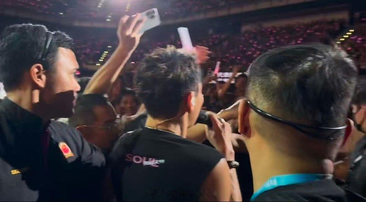陶喆的保安快撑不住了 陶喆演唱会现场，他直接走到观众席贴脸互动，粉丝尖叫掀翻屋顶
