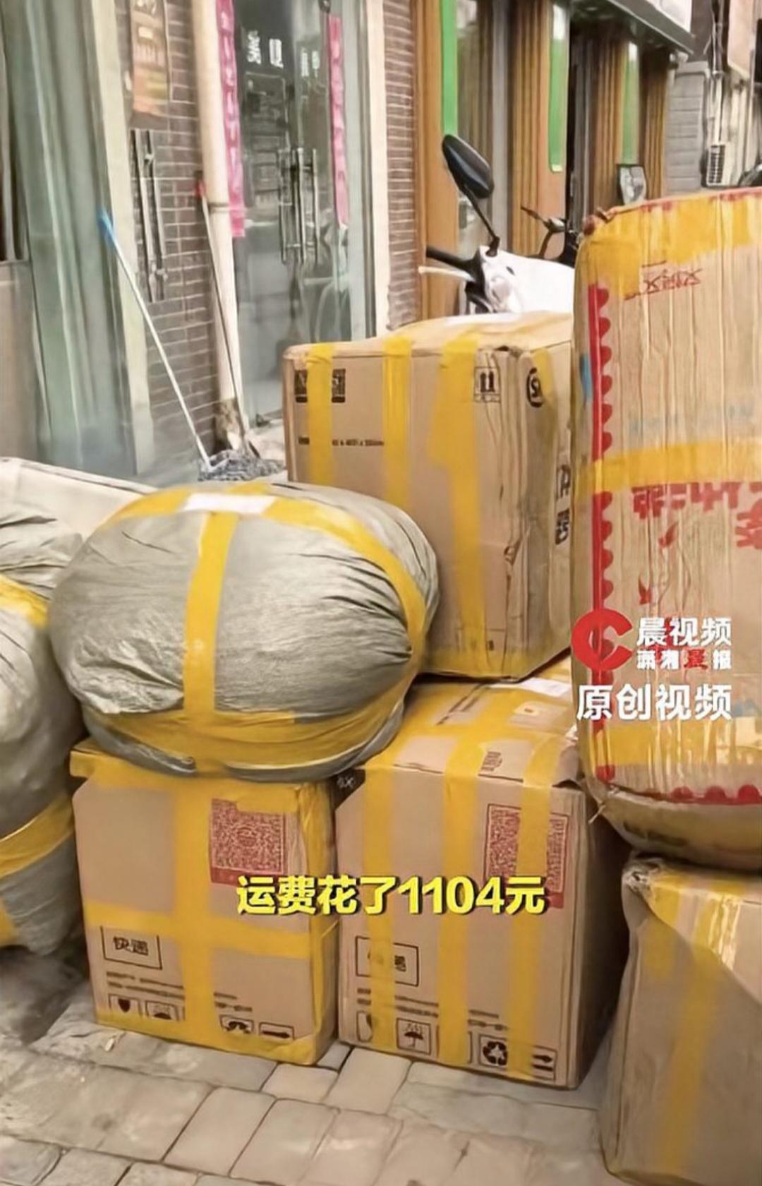 毕业寄件运费超千元，是青春纪念还是过度囤积？
近日，安徽一位妈妈收到女儿从武汉毕