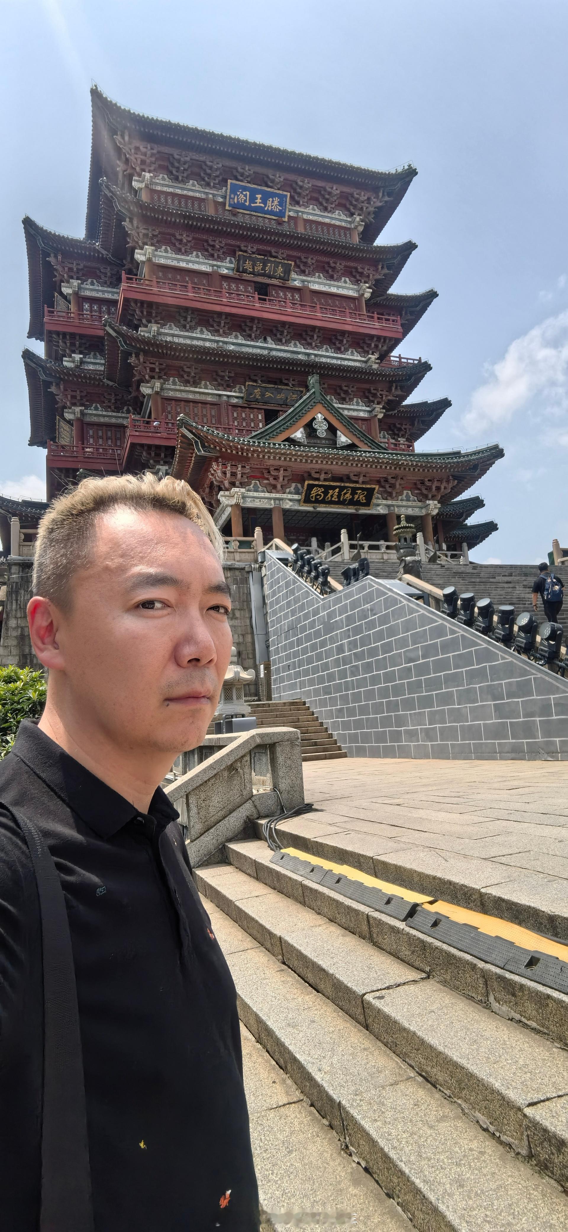 滕王阁 闷热观光环境中最大的安慰，就是竟然有联名的星巴克。 ​​​