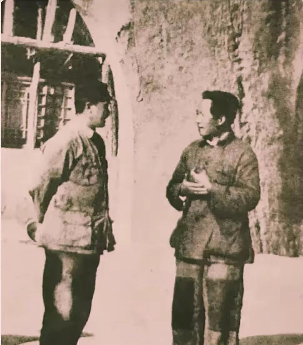 伟人在延安留下来的黑白照片
在窑洞前不知道和哪位将军在交谈。
有认识吗？不太清晰