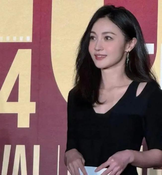 今天，姚笛 官宣加盟综艺《演员请就位3》的消息，无疑又掀起了一场舆论风暴。十年前