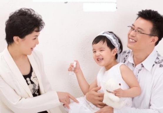 1999年，前央视主持人白燕升刚结婚9个月，妻子意外摔成瘫痪。妻子说：“趁没有孩