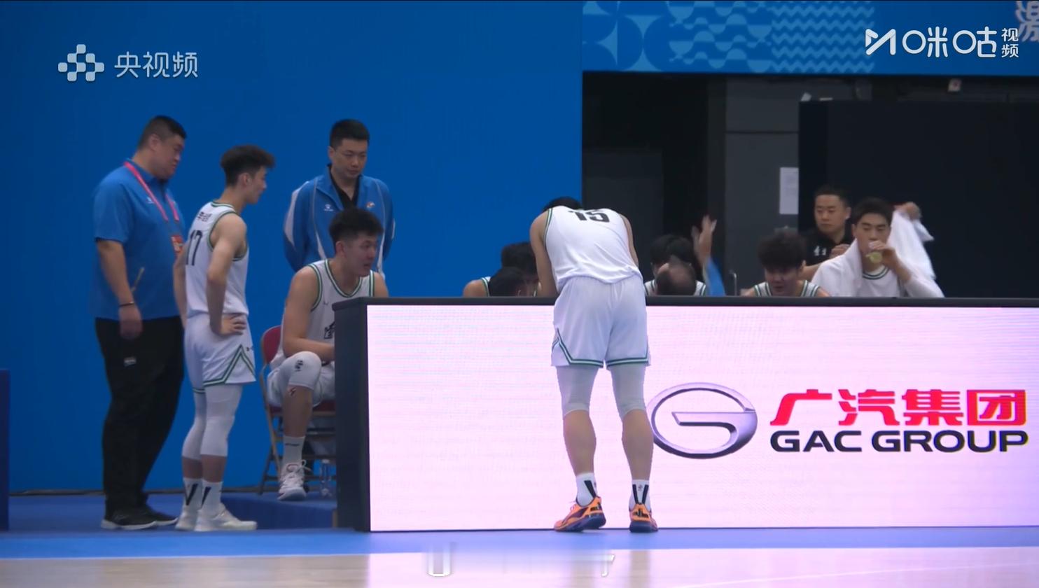 这球真的太难了，何佳轩伤退，后场缺人组织进攻差一些，进攻比较停滞，只能张陈治锋和