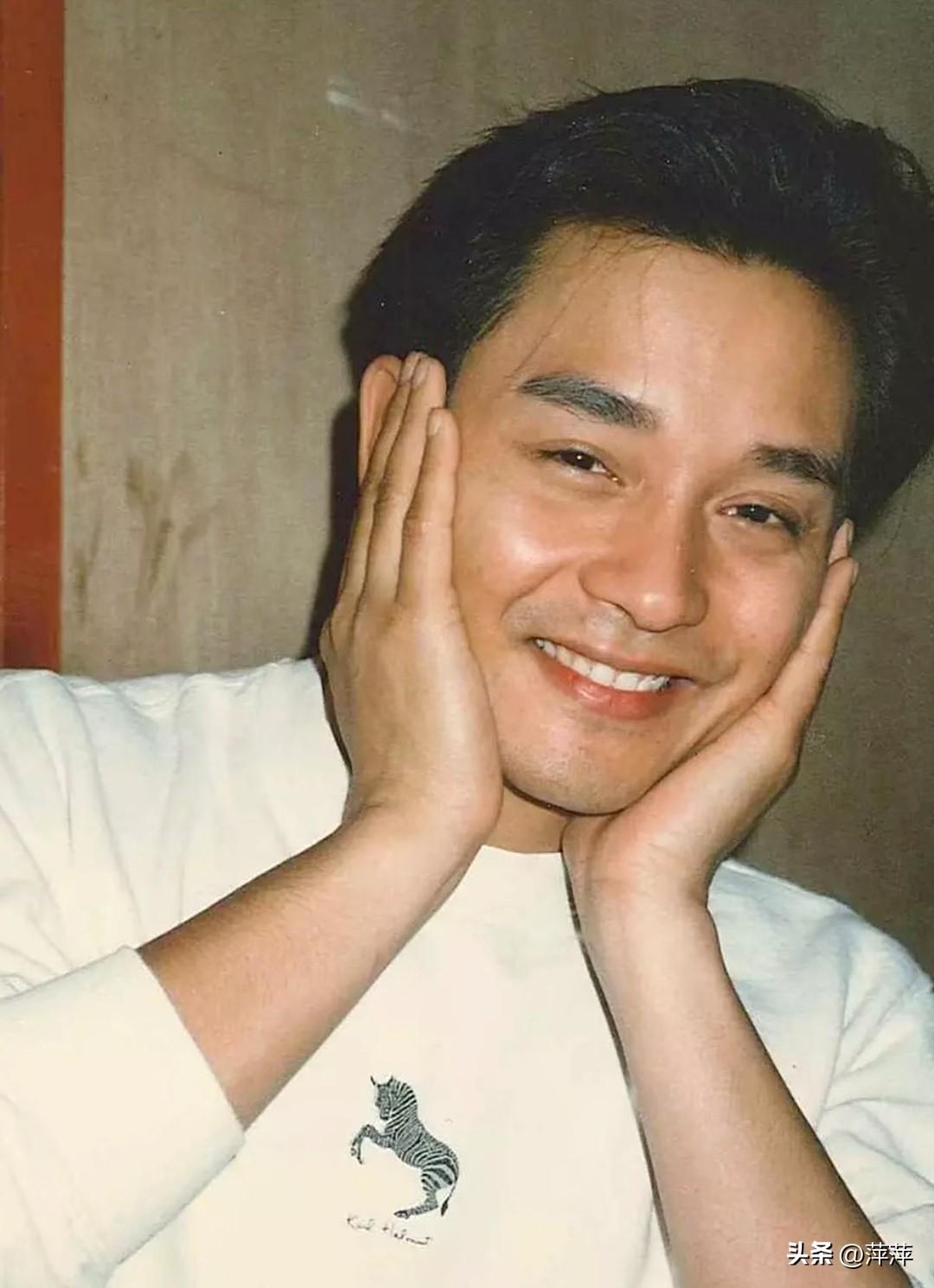 这一笑，碎了岁月，暖了流年。眉眼弯弯里藏着少年的赤诚，笑容明媚如春日骄阳，看一眼