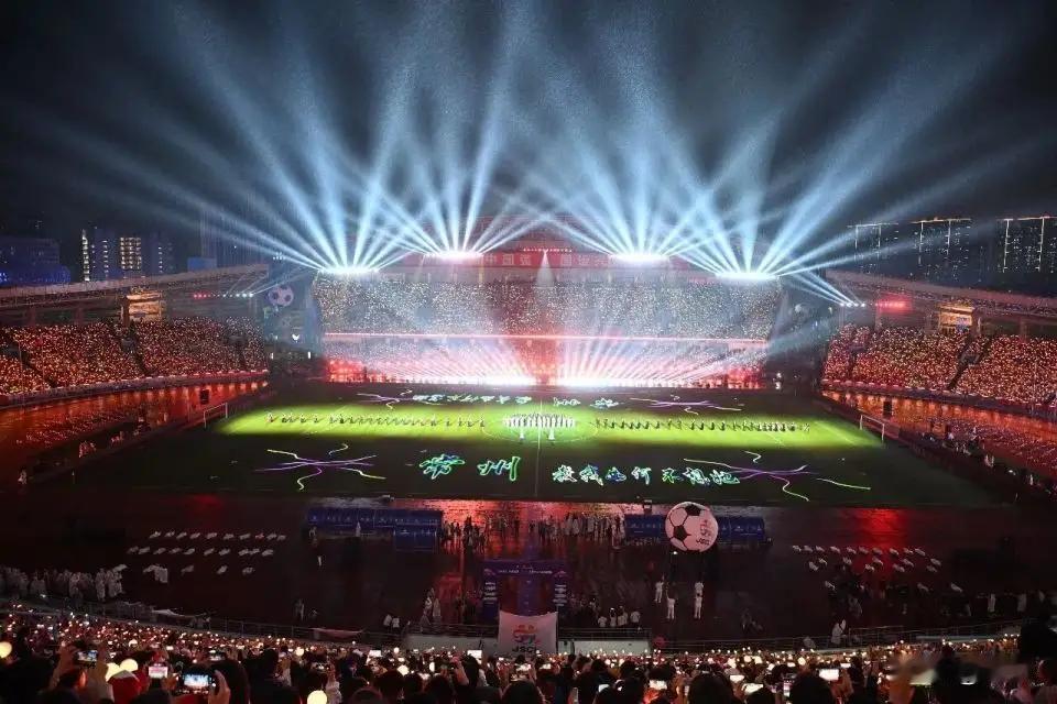 美加墨足球世界杯的压力已然降临！近两日，江苏苏超盛大启幕，开幕式场面宏大，再度向