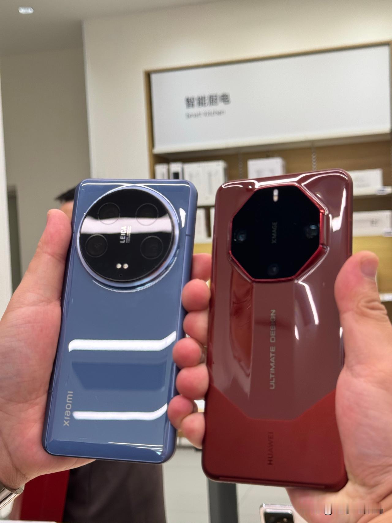 都是异色陶瓷，哪款更好看？
左边是小米14Ultra的蓝陶瓷，右边是华为Mate