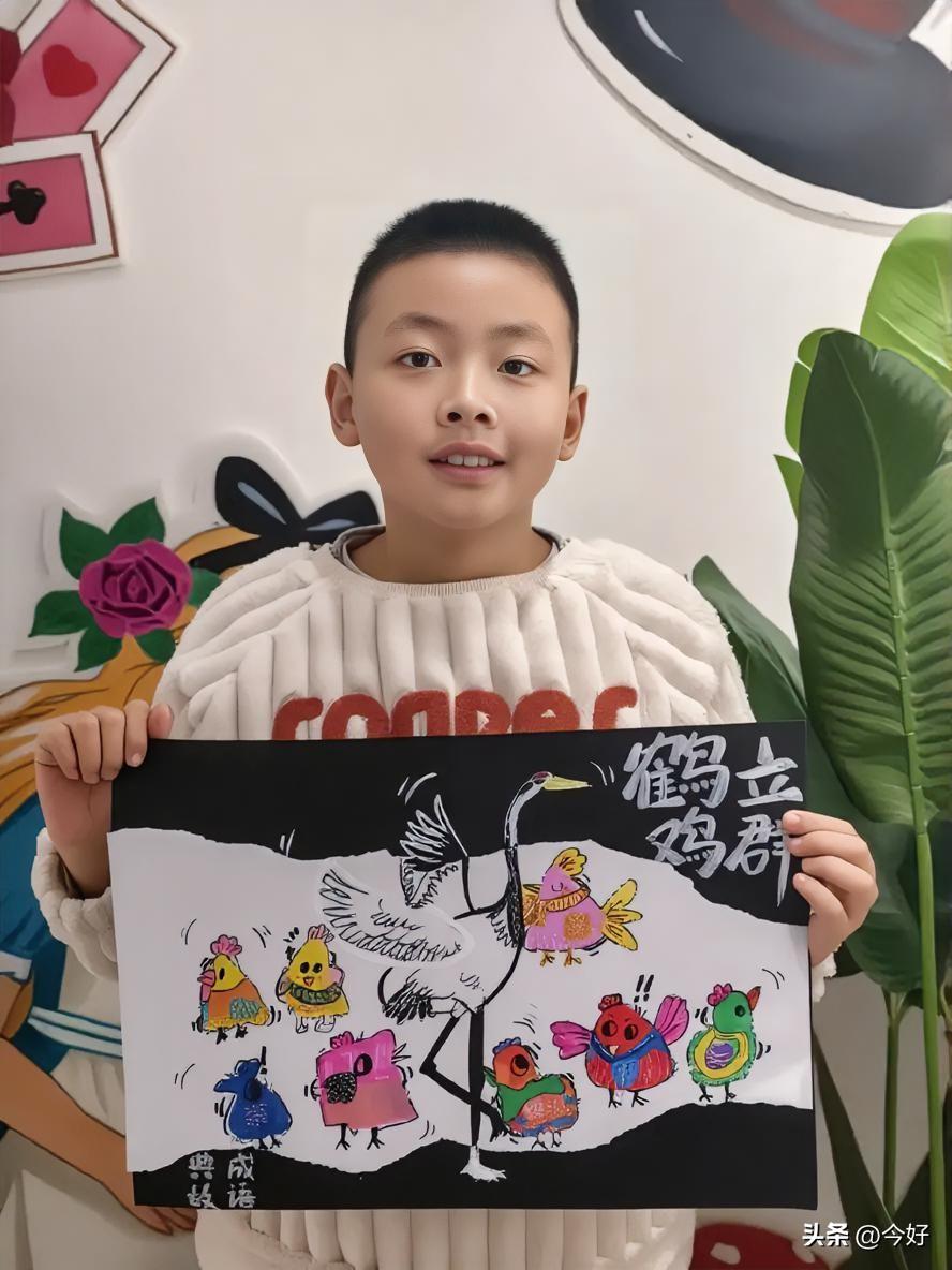 这是我家9岁小孙子展示成语主题创意绘画的照片：
1. 核心主体：一位短发小男孩，