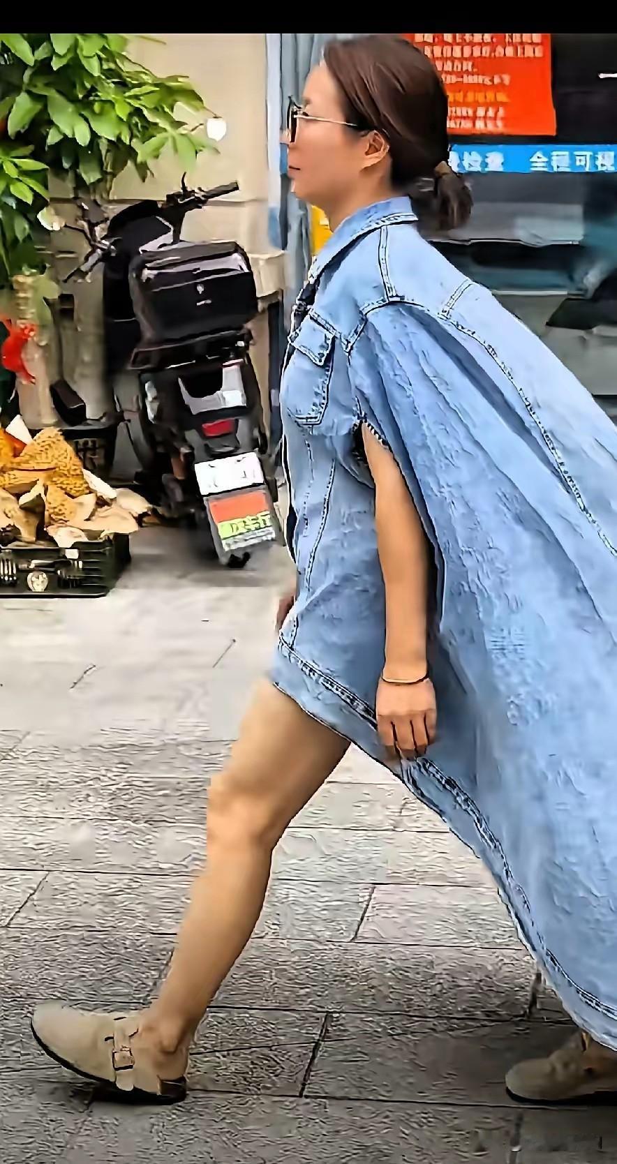 这件衣服看着好像凉快，但我觉得它是牛仔布做的，尤其是上半身还是给人显得闷热的感觉