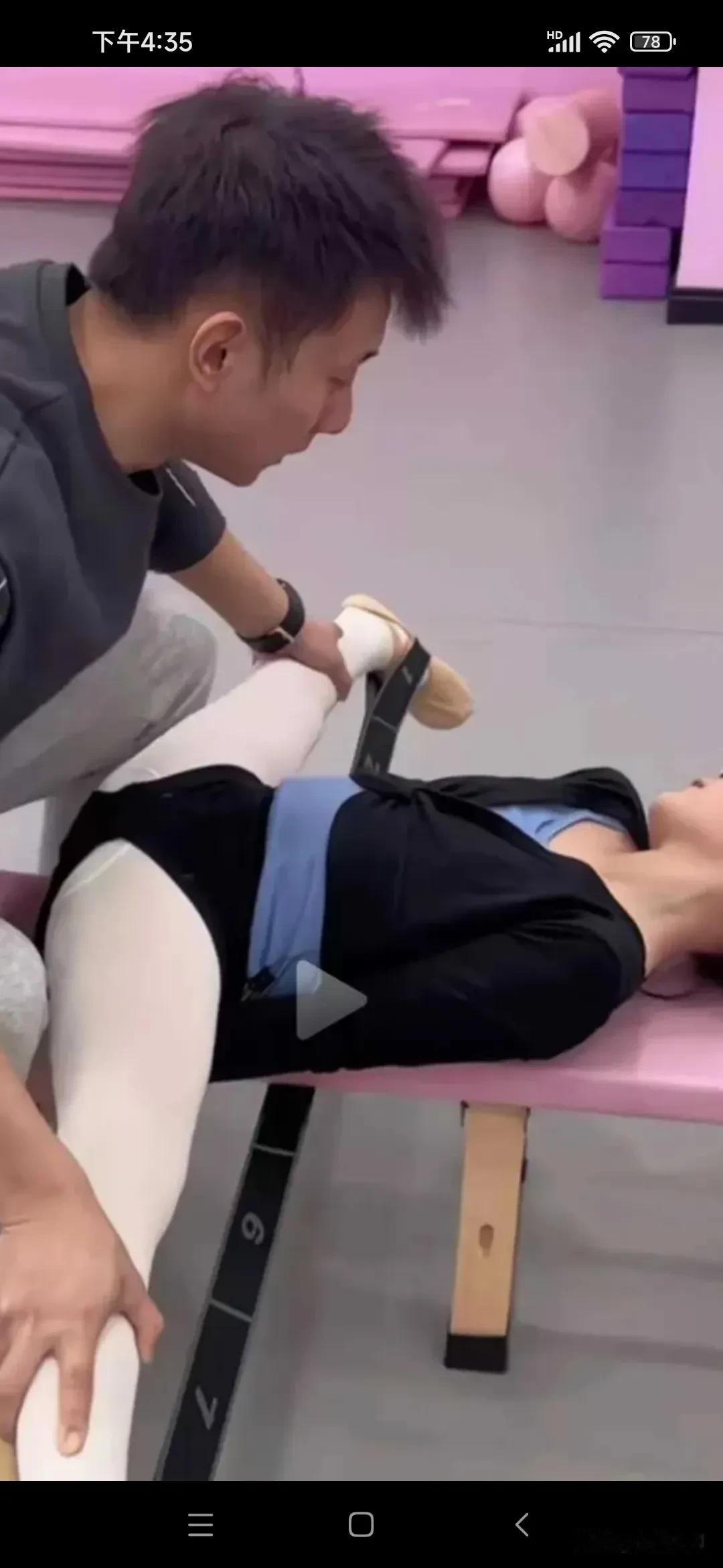 不知学舞蹈的女孩是怎么想的？不去女教练那拜师学艺，却偏做男教练徒弟，你看看这个男