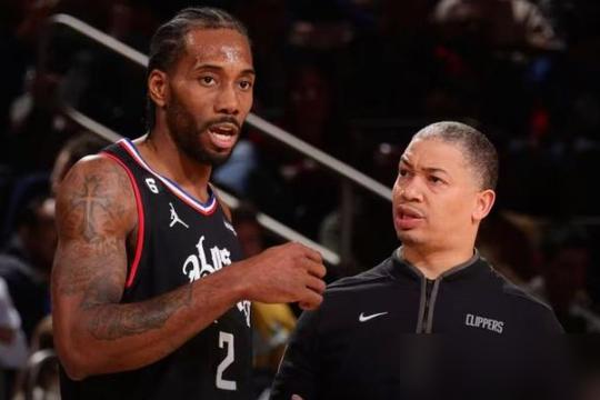 伦纳德简直是NBA的BUG，拿着上亿合同，却只打了37场球！
 
球队把宝全押他