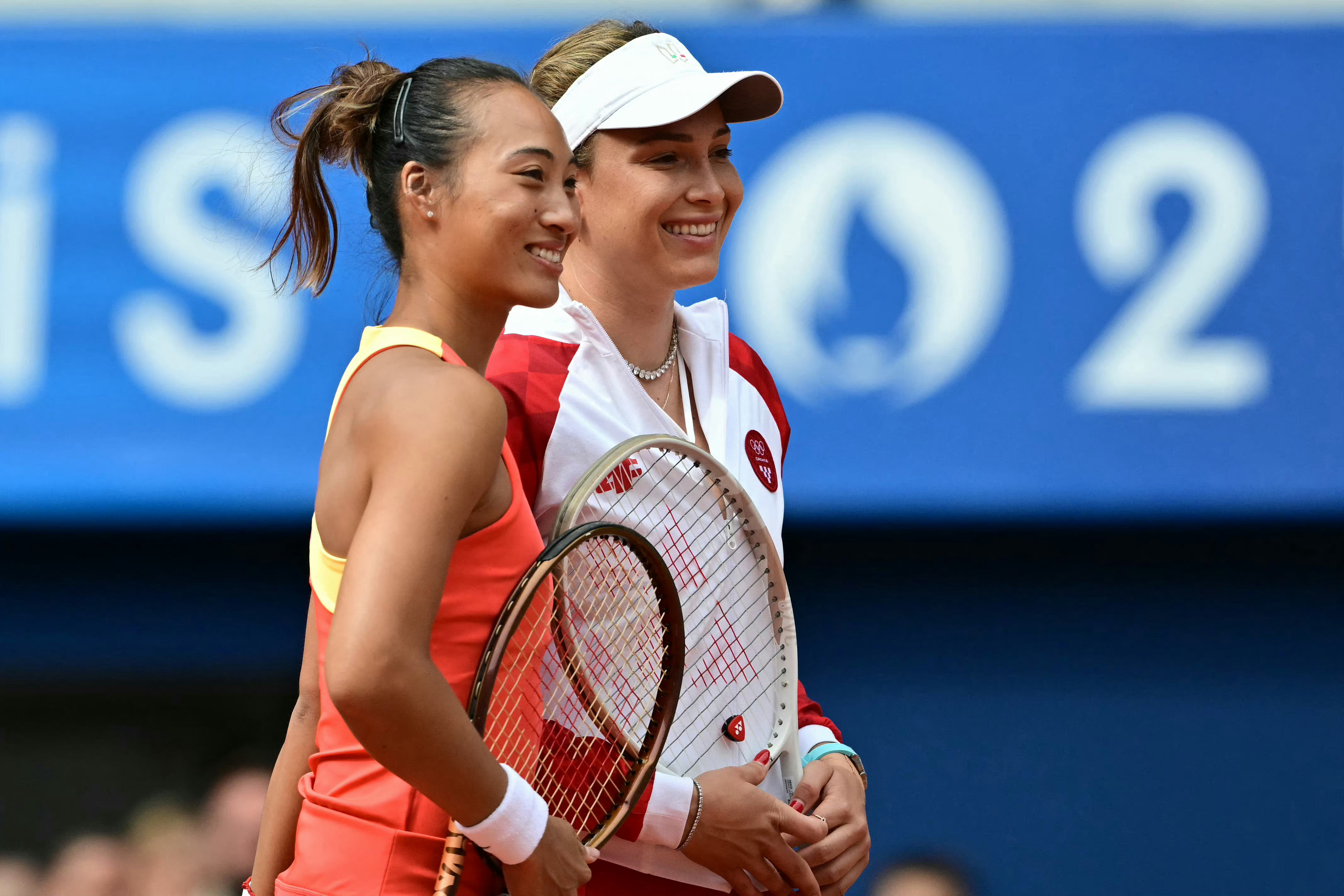 #郑钦文vs维基奇# 奥运会网球女单金牌战正在进行中，郑钦文一头一尾两次破发以6