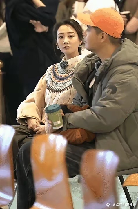 19岁的年龄差，镜头前愣是没看出来。金莎那手，全程就没松开过。圣彼得堡的马路牙子