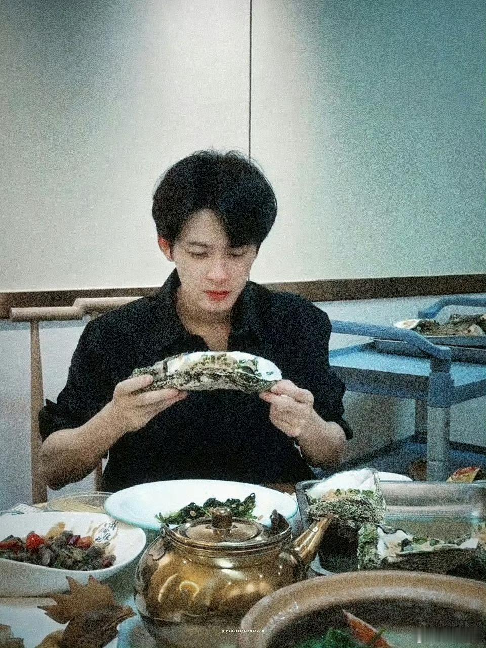 檀健次檀健次啊啊啊居家男友味超足，地狱系螺狮粉小王子啊 