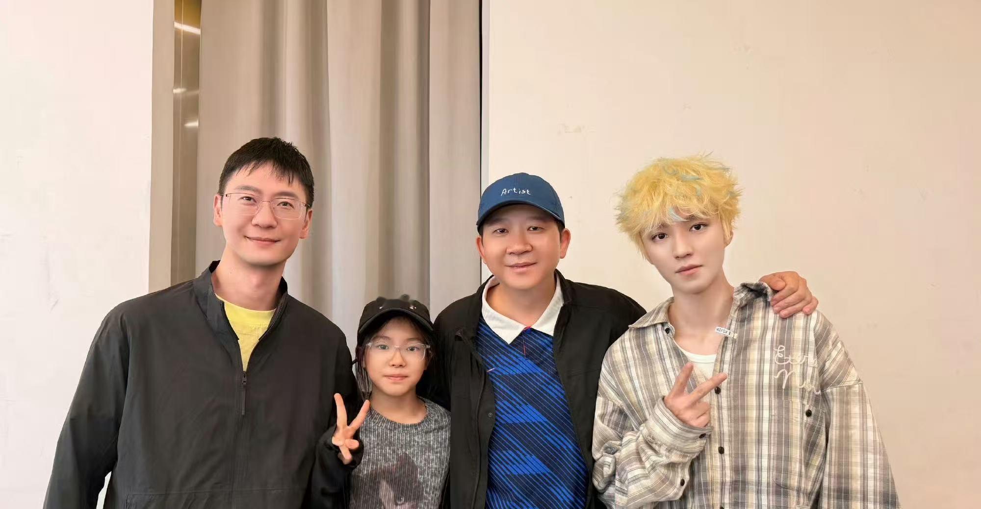 饶晓志晒王俊凯演唱会合照饶晓志晒与王俊凯演唱会合照哇！饶晓志晒与王俊凯演唱会合照