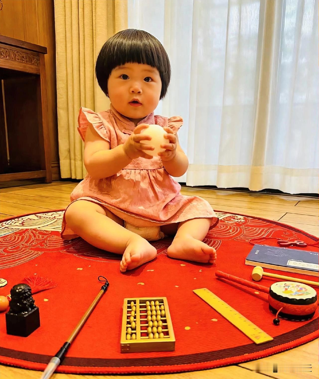 蒯曼老爸说起来也是简单粗暴。蒯曼抓周抓了一个乒乓球，蒯曼老爸就确定了娃娃的培养方