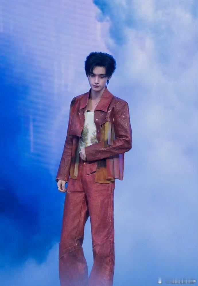 好六不基础上班秀 好六直播这波上班秀太惊喜了！辛云来、颜安、张颜齐穿得超有范儿，