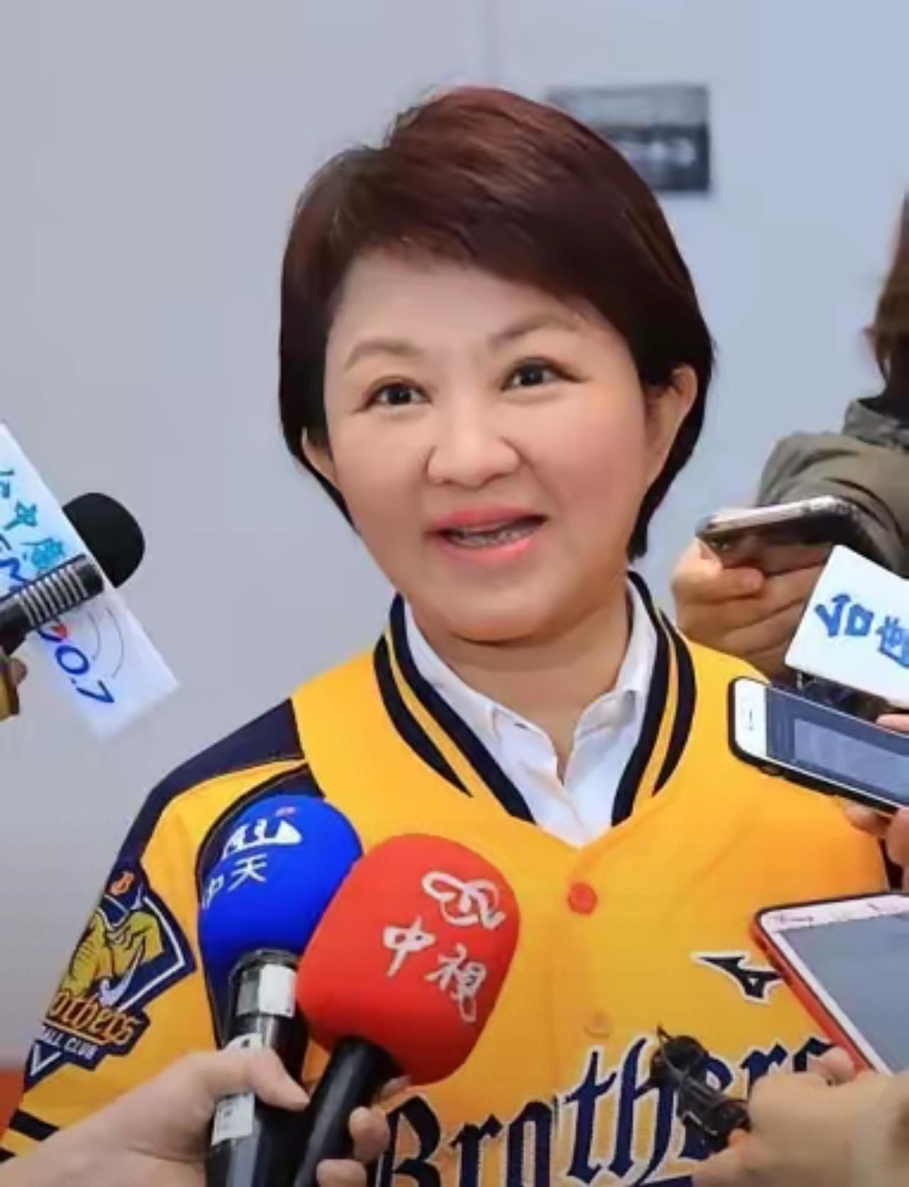 只考虑个人利益怎能带领国民党前行？日前，郑丽文在接受媒体采访时表示：2028卢秀