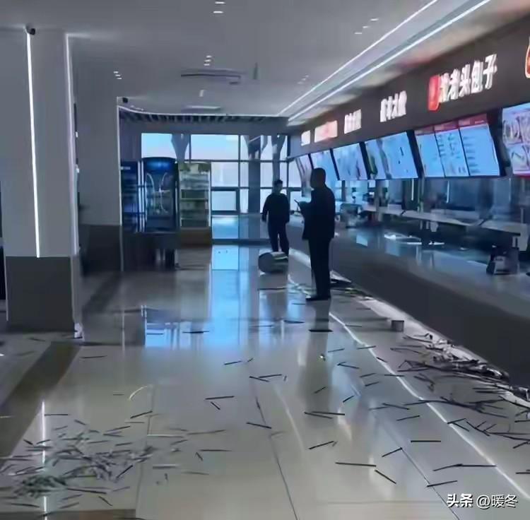 胆大包天！大学生食堂疯狂打砸，15万赔偿、判刑、开除学籍，一生全毁！
 
十余分