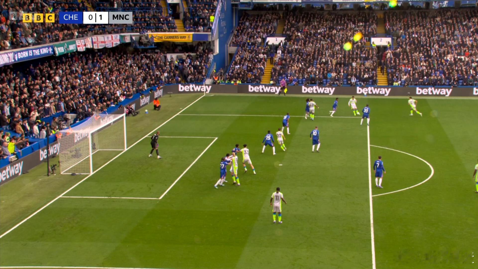 仔细看奥赖利的进球，禁区内的站位非常神奇。切尔西两个后腰桑托斯和凯塞多站在中卫防