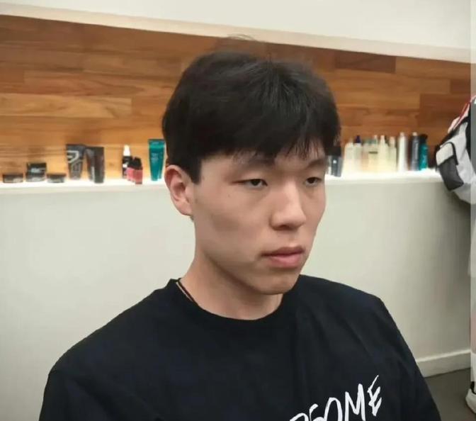 卧槽！

小杨在国外理个发居然要700多块！
看完对比图我直接无语，这特么跟没剪
