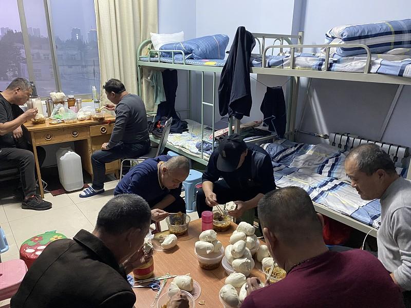 年少吃苦和年老吃苦,哪一个更苦? 年少吃苦和年老吃苦，哪一个更苦？
前阵子在社区