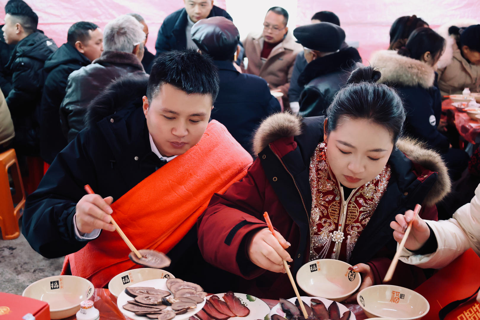 #女方婚礼现场退还99999元彩礼#【婚礼现场退还99999元彩礼！女子父亲：没