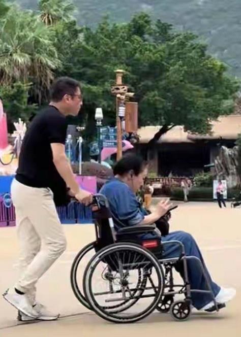 向佐一家现身珠海 公公向华强、婆婆向太陈岚、仙妻郭碧婷、向佐还有两个儿女一家人到