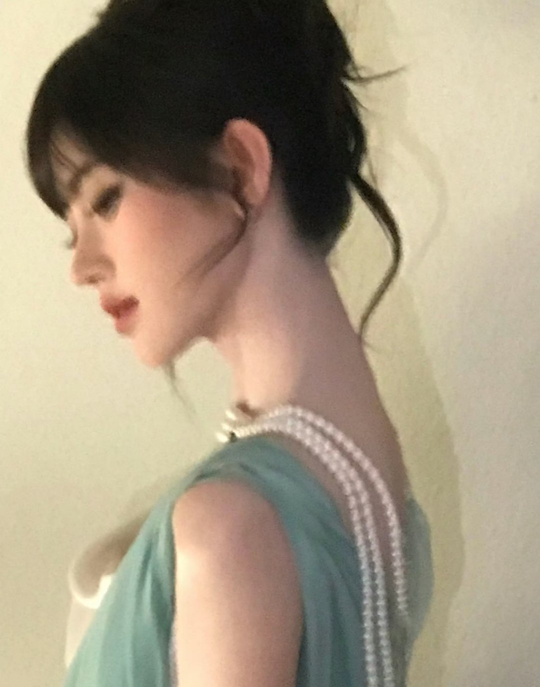 鞠婧祎锁骨窝能装下珍珠项链鞠婧祎这组随拍真的很有氛围感，珍珠项链刚好落在锁骨窝里
