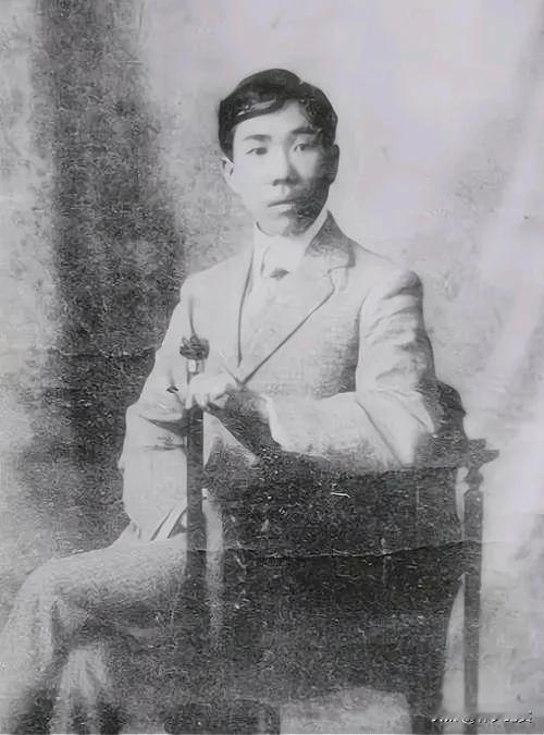 1918年，苏曼殊因暴饮暴食而死，年仅35岁。没想到，他死后在，人们在他的枕头和