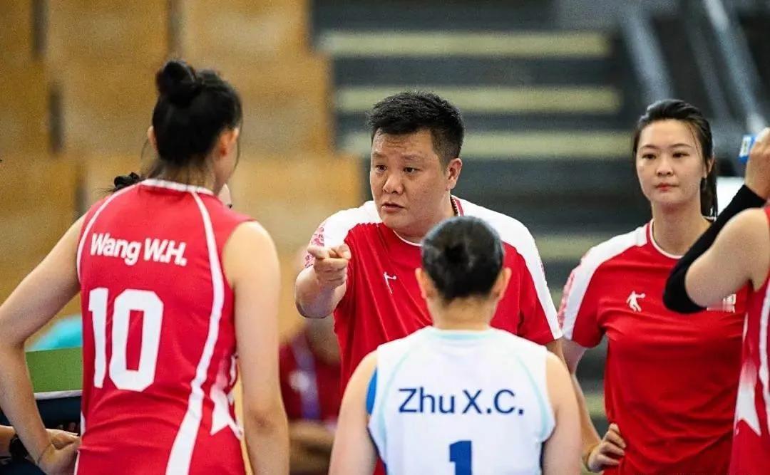 王之腾率领中国大学生女排首战横扫劲旅蒙古女排！这场比赛也是王之腾首场国字号比赛！