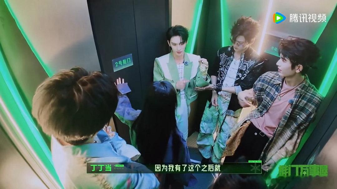 金靖关心丁程鑫睡觉会不会压到手，丁程鑫说睡觉也有特定的姿势：因为负伤的手不能被压