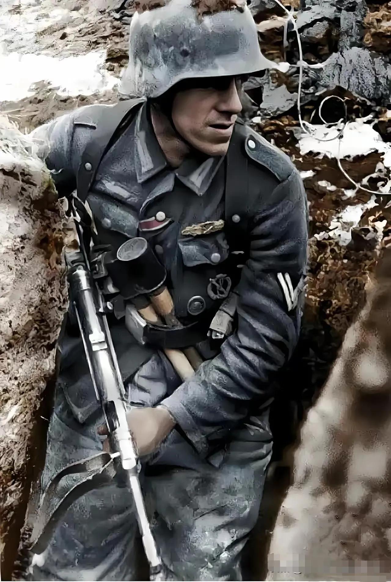 这是二战时期，一名德国士兵在战壕中，让大家看图中德国士兵腰间的手榴弹，这种木柄手