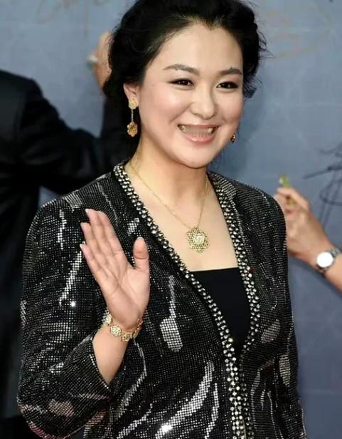 2008年《潜伏》开拍，沈傲君和孙红雷拍完吻戏后，她悄悄地对导演说：我给你100