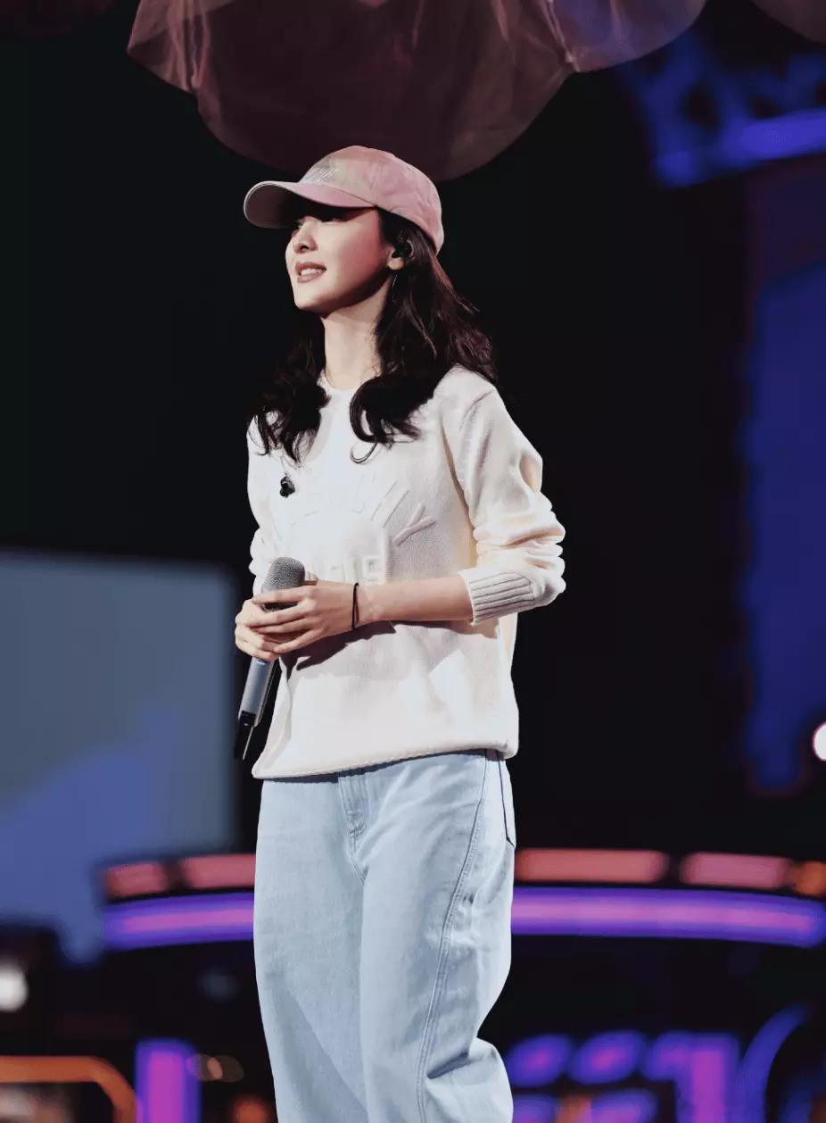 分享娱乐章若楠白帽卫衣装扮清新亮眼 笑容甜美气质松弛 