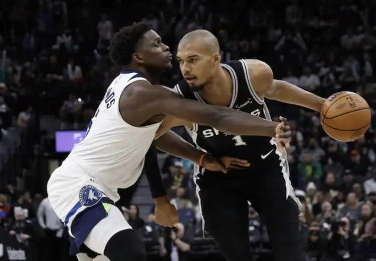 01月18日马刺主场126-123战胜森林狼。赛后，马刺队中锋文班亚马接受了媒体