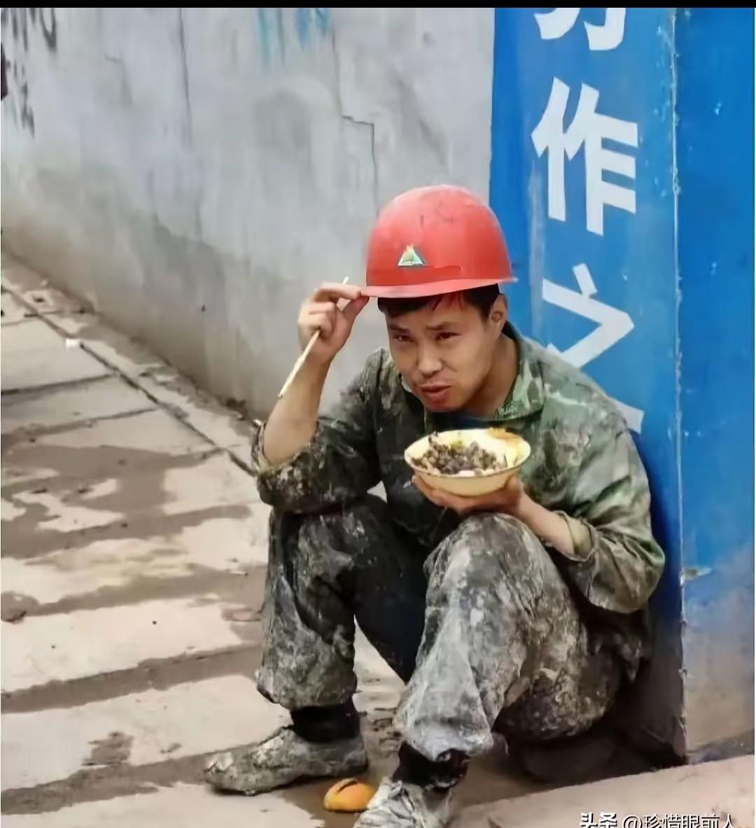四川南充市一男子外出打工6年，每月按时寄八千回家，一天前给家里来电话说过年有三倍