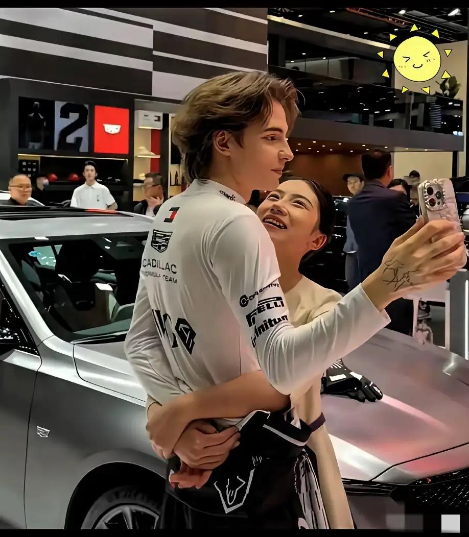 这个女人怎么这么不矜持呢？在北京的车展上看到了这个俄罗斯男模，一把冲上去，紧紧的