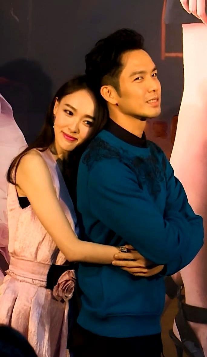 一个是抱得紧的海报。
一个是寸步不沾边的合影。
别跟我说你没看见那把看不见的尺子