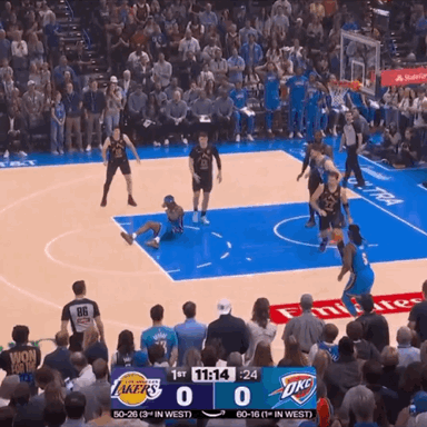 比赛才第一回合，亚历山大就已经开始假摔和引诱犯规了😭
不过，这一次裁判没有理会