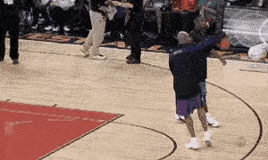 以下这一幕是2000年NBA扣篮大赛开始前文斯卡特热身的画面，这是他第一次参加扣